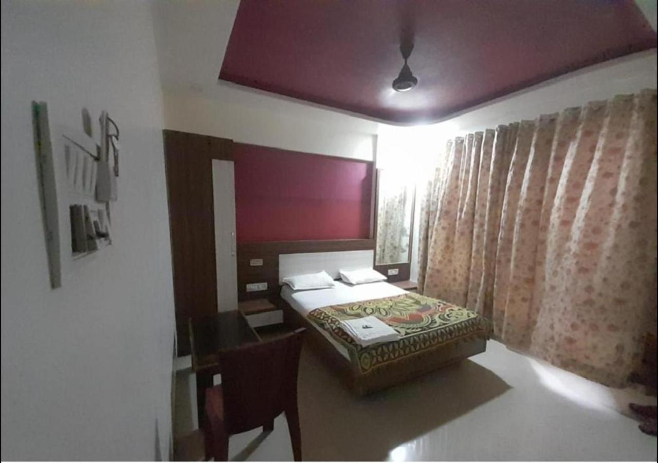 Hotel Sai Ganesh Lodging & Boarding By Wb Inn Titwala Kültér fotó
