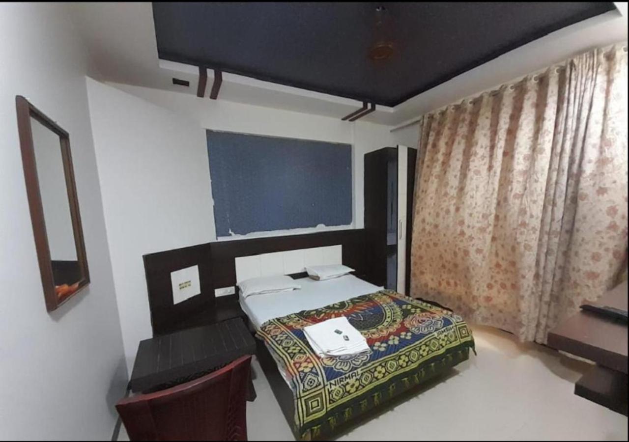 Hotel Sai Ganesh Lodging & Boarding By Wb Inn Titwala Kültér fotó