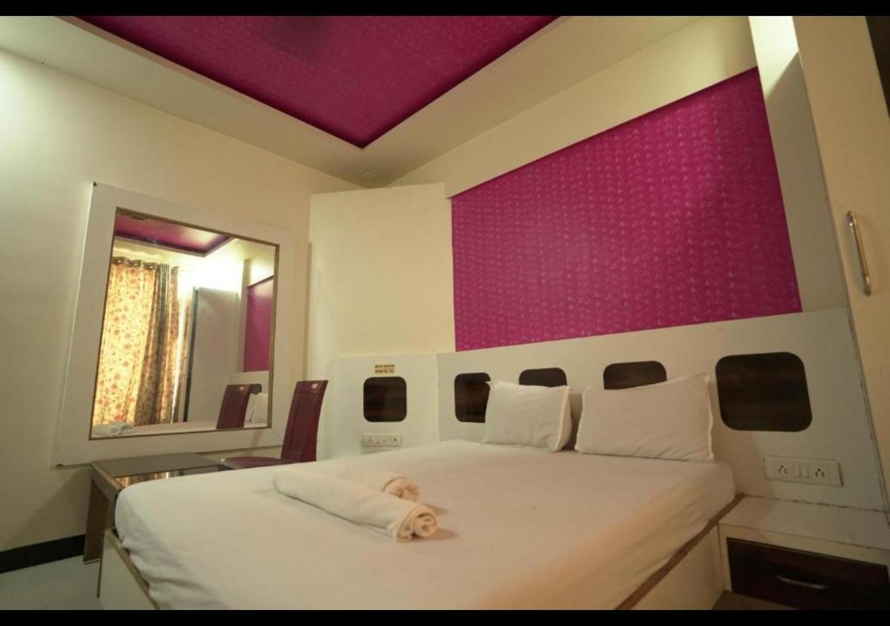 Hotel Sai Ganesh Lodging & Boarding By Wb Inn Titwala Kültér fotó