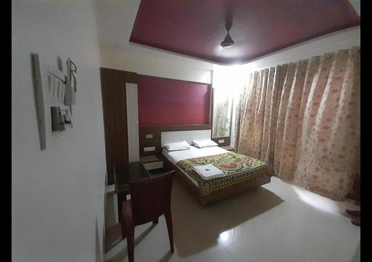 Hotel Sai Ganesh Lodging & Boarding By Wb Inn Titwala Kültér fotó